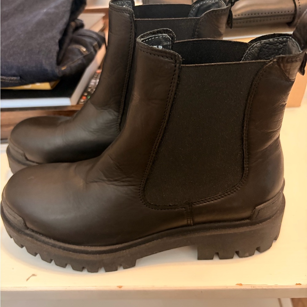 Miz Mooz Black Leather Chelsea Lug Boots 39